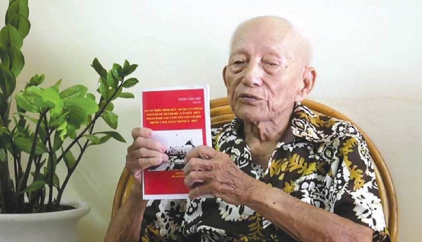 Cụ Đặng Văn Việt với cuốn sách Hạ cờ triều đình Huế, giương cao cờ đỏ sao vàng - sự kiện vĩnh hằng- Nhà xuất bản Hội Nhà văn, tháng 12/2015