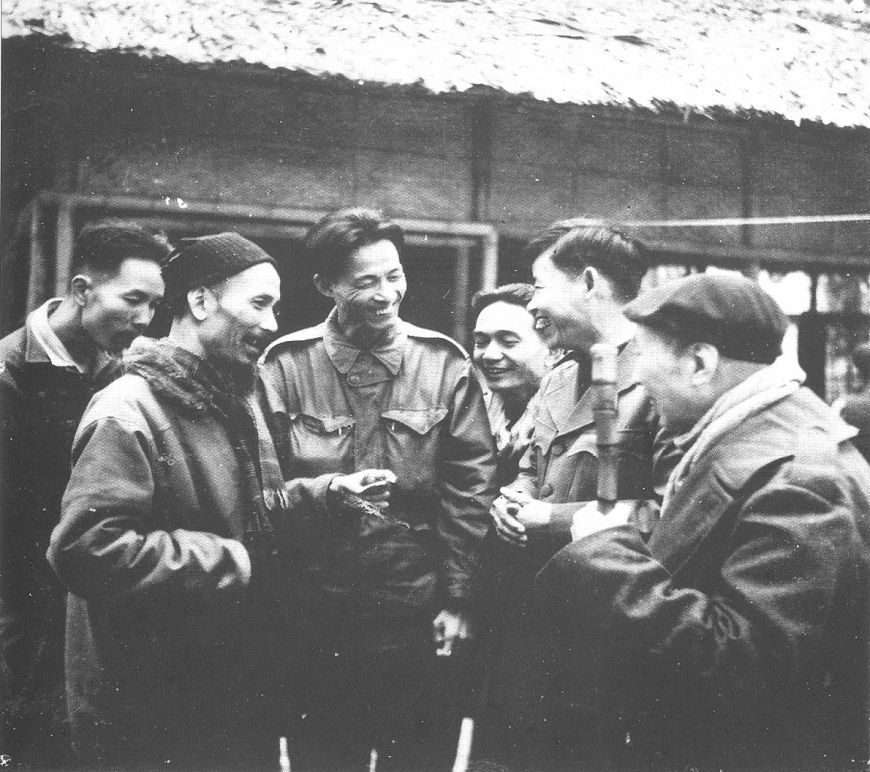 Bác Hồ và các cán bộ cách mạng ở chiến khu Việt Bắc (cụ Cao Hồng Lĩnh đứng thứ 3 từ trái sang).	Ảnh IT