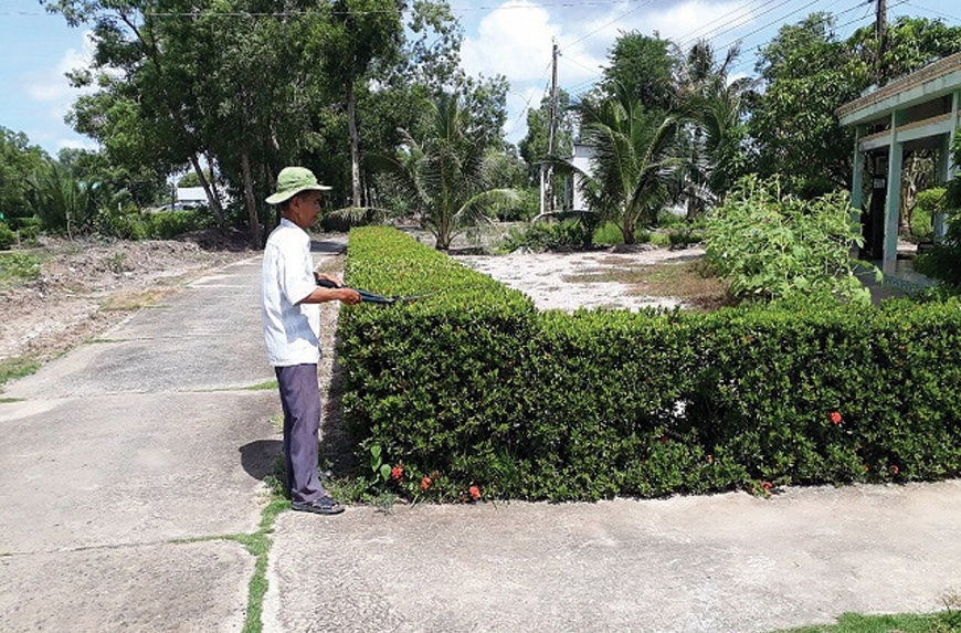 Người cao tuổi tỉnh Cà Mau tham gia xây dựng nông thôn mới