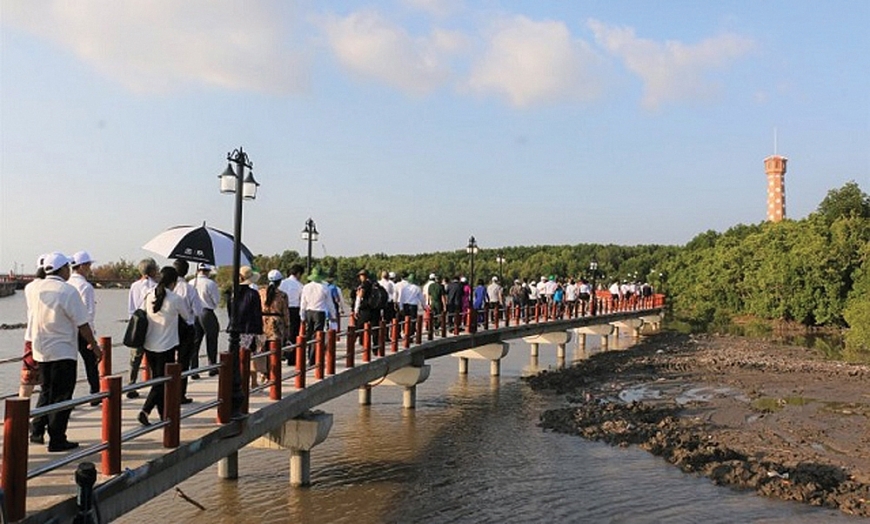 Du khách đến chiêm ngưỡng Cột cờ Hà Nội tại mũi Cà Mau