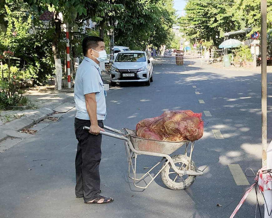 Thành viên Khu dân cư 38 phường Hoà Cường Bắc (Hải Châu, Đà Nẵng) chở hàng cứu trợ phân phát cho từng hộ dân. 