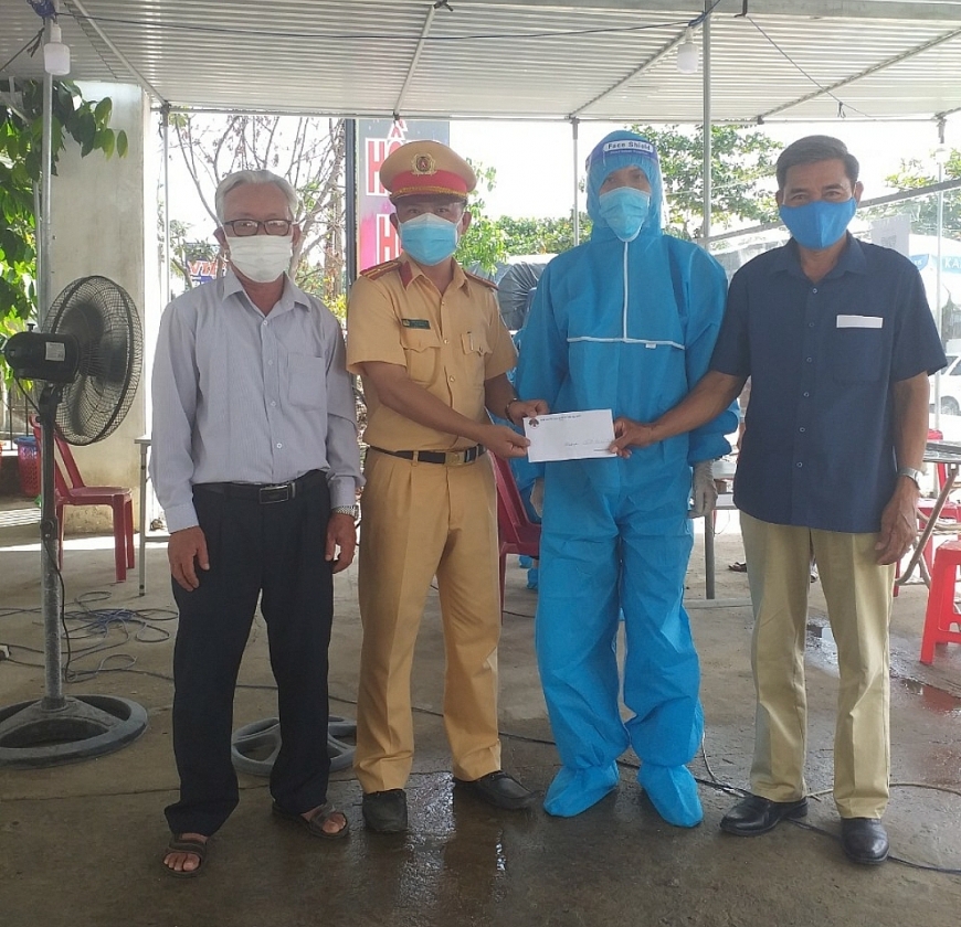 Người cao tuổi huyện Đại Lộc, tỉnh Quảng Nam đồng hành, góp sức đẩy lùi dịch bệnh