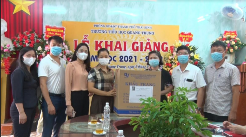 Phó Chủ tịch Thường trực UBND Tp.Thái Bình và lãnh đạo Công ty CP  Đầu tư Xây lắp Dầu khí Thăng Long tặng khẩu trang cho Trường Tiểu học Quang Trung