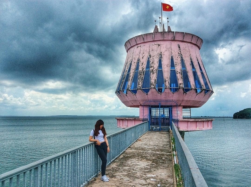 Hồ Dầu Tiếng thơ mộng, yên bình, rất phù hợp để thư giãn, chụp ảnh