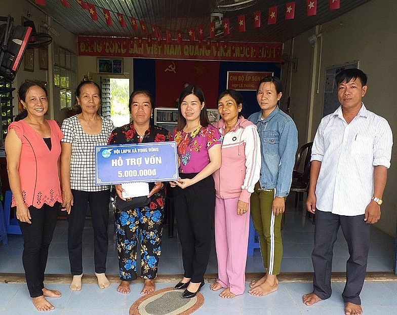 Trao vốn hỗ trợ phụ nữ nghèo cao tuổi. (Ảnh chụp khi dịch Covid-19 chưa bùng phát). 