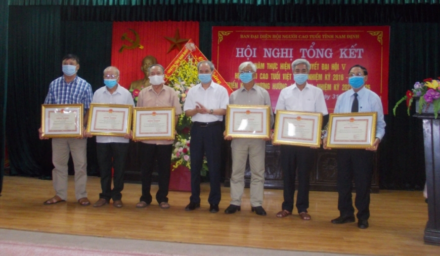 Ông Đoàn Văn Hùng, Ủy viên Ban Thường vụ Tỉnh ủy, Chủ tịch UBMTTQ tỉnh, Trưởng BĐD Hội NCT tỉnh tặng Bằng khen của TƯ Hội NCT Việt Nam cho các tập thể và cá nhân xuất sắc tại Hội nghị tổng kết.