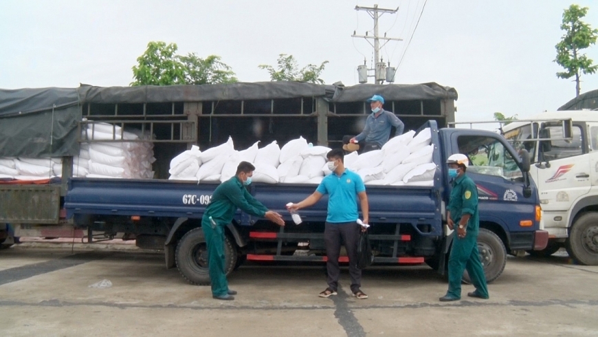 Gạo được vận chuyển tới nơi cấp phát cho người cao tuổi nghèo.