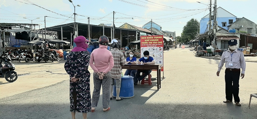 Xếp hàng, khai báo, khử khuẩn trước khi vào chợ