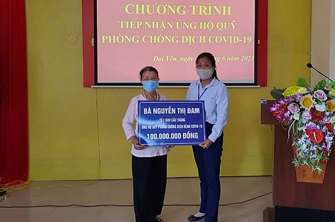 Bà Nguyễn Thị Đam ủng hộ 100 triệu đồng cho Quỹ Vaccine phòng, chống Covid- 19.