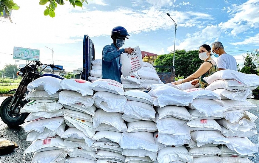 Nhường cơm sẻ áo trong mùa dịch. 