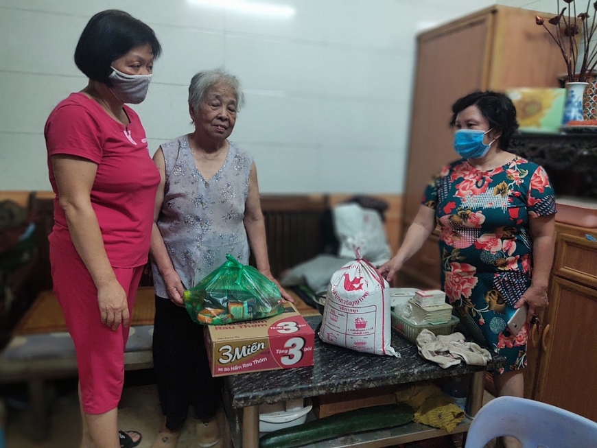 Bà Vân (bên phải) tặng quà hội viên khó khăn