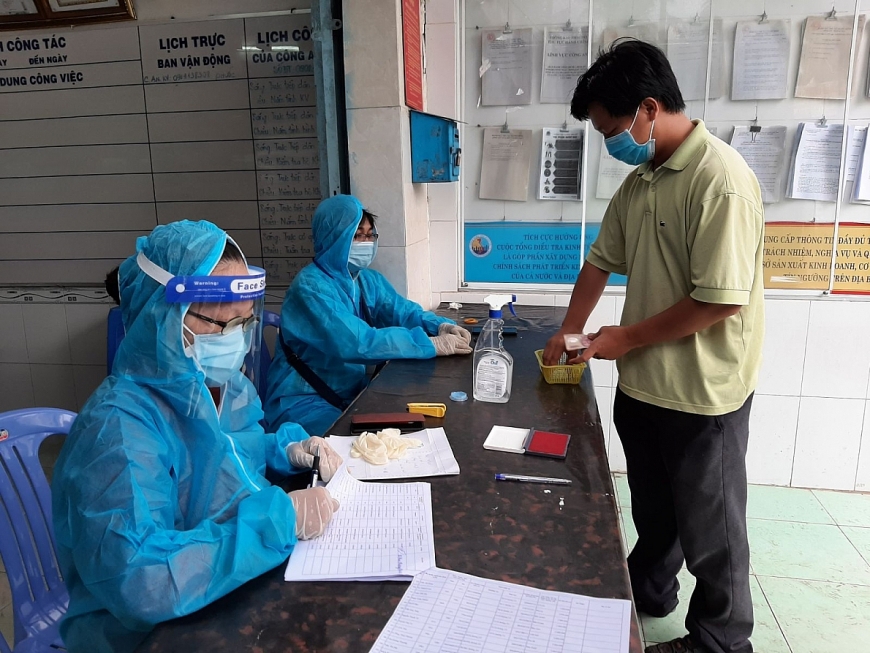 Cán bộ phường Hưng Lợi cấp phát tiền hỗ trợ người dân.