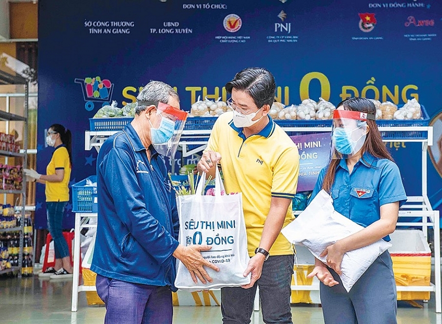 Trao quà cho người cao tuổi.