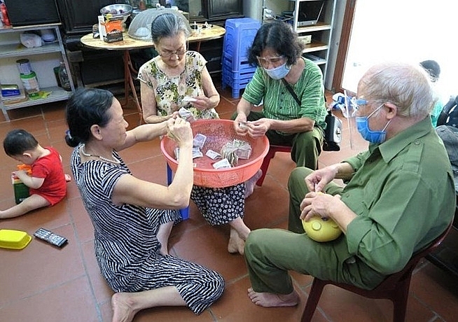 Chi hội NCT thu nhận kết quả nuôi lợn nhựa của cụ Nguyễn Thị Lành. 