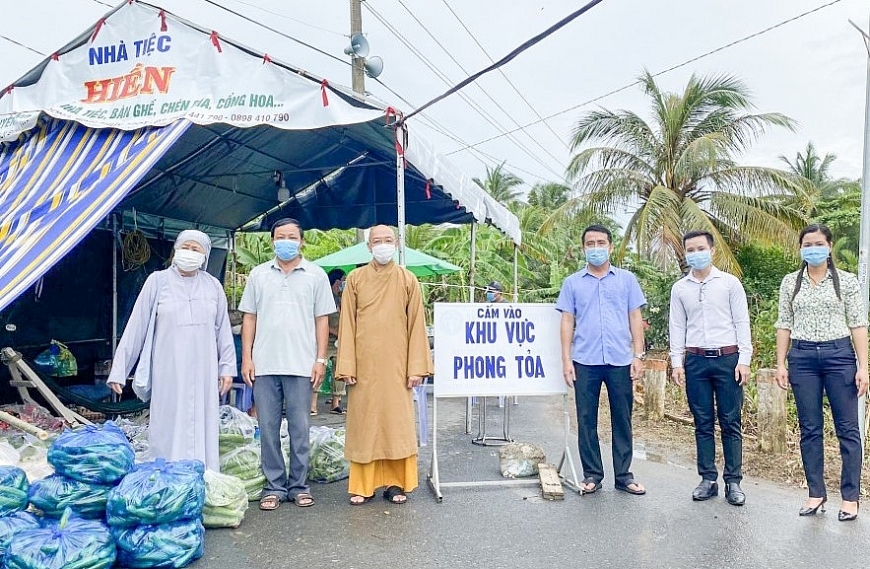 Hỗ trợ rau củ cho người cao tuổi ở trong khu phong tỏa. (2)