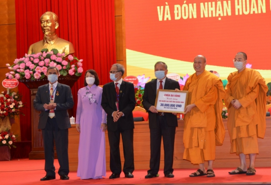    Nhân kỉ niệm Ngày Quốc tế NCT (1/10), Đại đức Thích Trúc Thái Minh, Trụ trì chùa Ba Vàng, tặng Hội NCT Quảng Ninh 30 triệu đồng phục vụ công tác chăm lo, chỗ trợ NCT có hoàn cảnh khó khăn trên địa bàn.