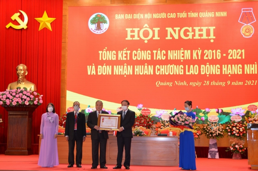 Thừa ủy quyền của Chủ tịch nước, ông Nguyễn Xuân Ký, Ủy viên Trung ương Đảng, Bí thư Tỉnh ủy, Chủ tịch HĐND tỉnh Quảng Ninh trao Huân chương Lao động Hạng Nhì cho Hội NCT tỉnh Quảng Ninh.