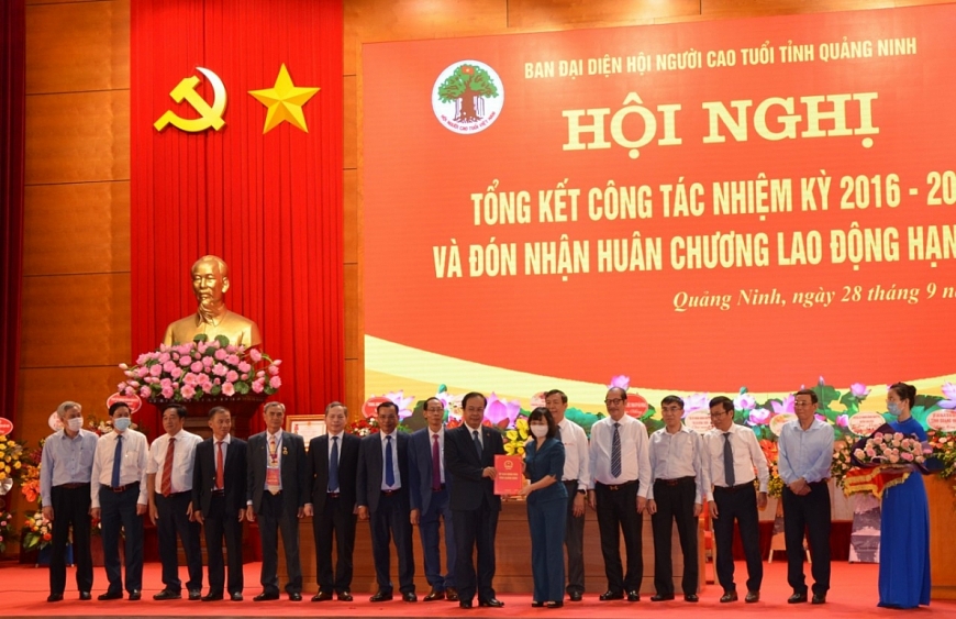 Bà Trịnh Minh Thanh, Phó Bí thư Tỉnh ủy, Phó Chủ tịch Thường trực HĐND tỉnh trao quyết định của UBND tỉnh Quảng Ninh về việc kiện toàn Ban Đại diện Hội NCT nhiệm kì 2021-2026.