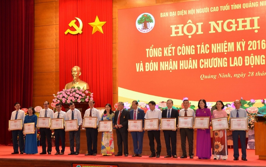   Thừa ủy quyền của Hội NCT Việt Nam ông Hà Đăng Hạnh, Chủ tịch Hội NCT Quảng Ninh trao bằng khen của  Trung ương Hội cho các tập thể và cá nhân có thành tích xuất sắc