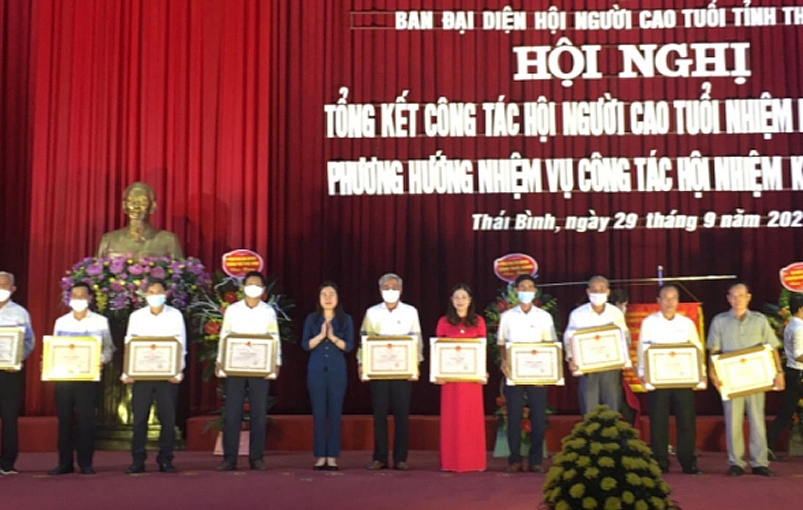 Phó Chủ tịch, UBND tỉnh Thái Bình - Trần Thị Bích Hằng Trao Bằng khen của UBND tỉnh cho các đơn vị, cá nhân có thành tích xuất sắc trong công tác Hội