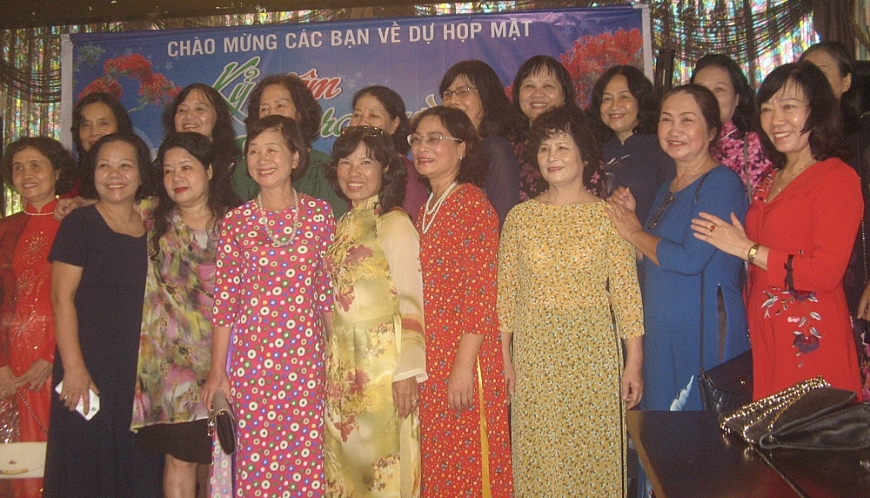 Bà Thiệu (thứ nhất phải hàng trên) cùng các đồng môn nữ K19