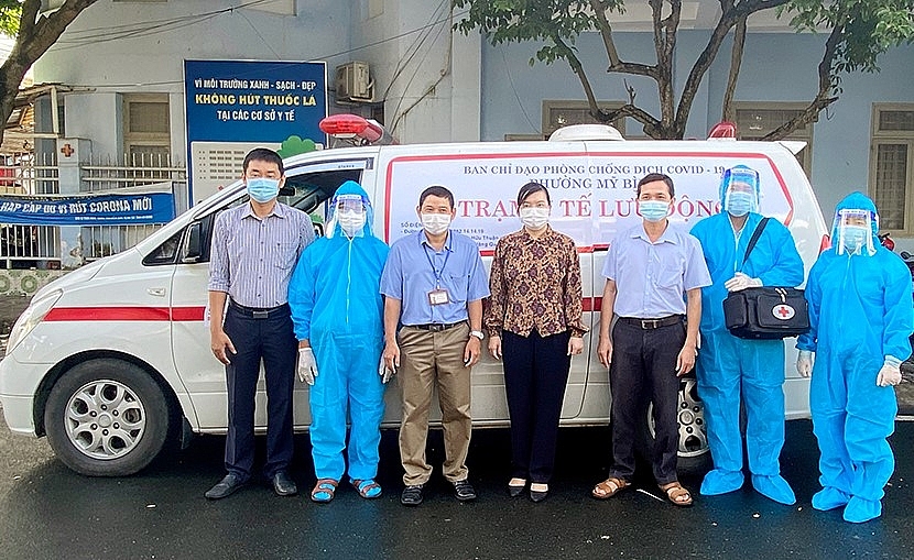 Lãnh đạo phường Mỹ Bình, TP Long Xuyên và ê kíp Trạm Y tế lưu động cùng phương tiện chăm sóc người cao tuổi tại nhà. 