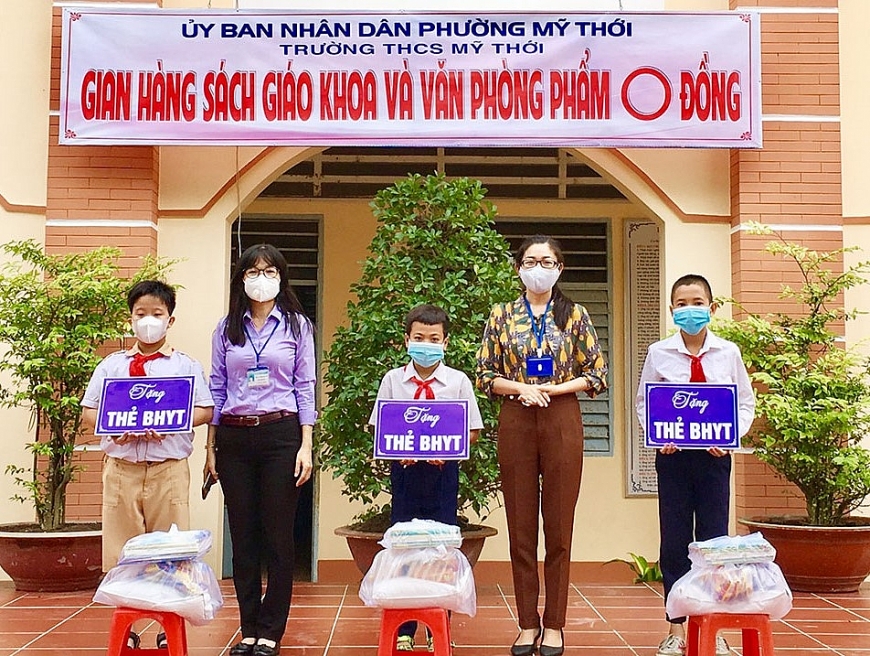 Tặng thẻ BHYT cho học sinh nghèo phường Mỹ Thới, TP Long Xuyên. 