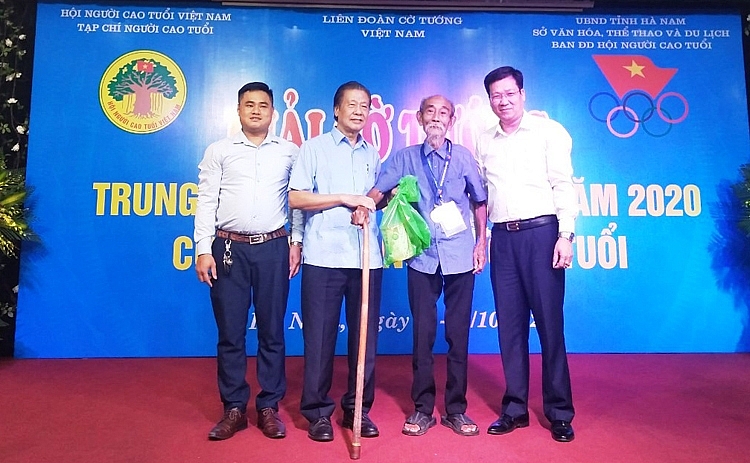TS Đàm Hữu Đắc trao HCV danh dự cho vận động viên cao tuổi nhất 1729 333