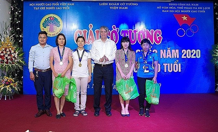 4- Tổng BT trao cúp cho các vận động viên nữ. 1831 rtt