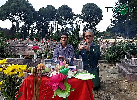 Hội Hỗ trợ gia đình liệt sĩ Việt Nam cùng các cựu chiến binh cất bốc và đưa các liệt sĩ về quê mẹ. Ảnh HHTGĐLS