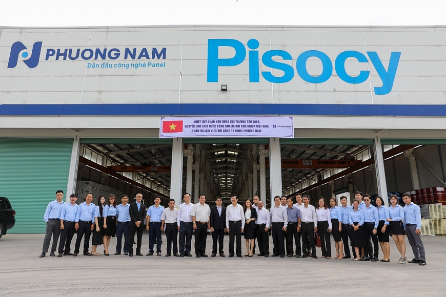 Nguyên Chủ tịch Nước Trương Tấn Sang chụp ảnh cùng cán bộ, nhân viên Công ty Phương Nam