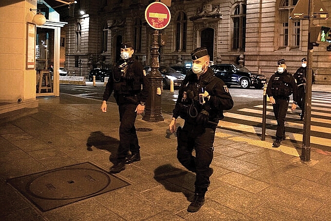Hiến binh tuần tra Paris đêm 17/10 để bảo đảm lệnh giới nghiêm. Ảnh: AFP Hiến binh tuần tra Paris đêm 17/10 để bảo đảm lệnh giới nghiêm. Ảnh: AFP