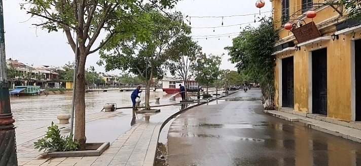 Dùng bao nước giằng trên mái tôn chợ Hội An, sáng 27/10.