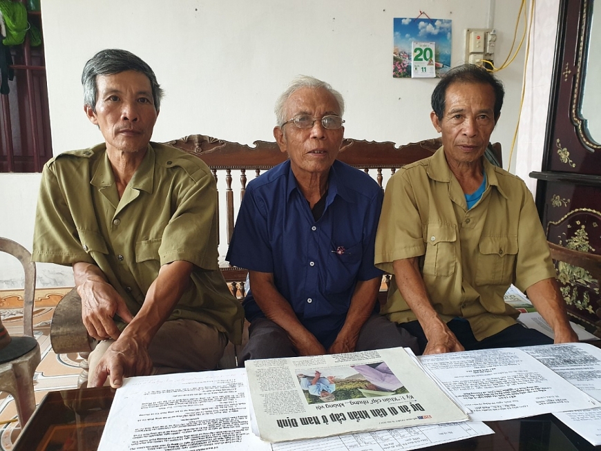 Ông Đỗ Thái Hưng (giữa) tiếp xúc với phóng viên.