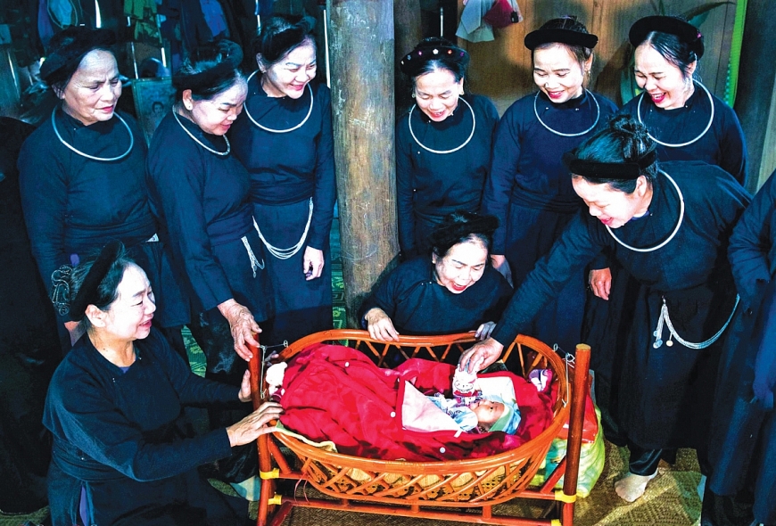 Họ hàng hai bên nội và ngoại của đứa trẻ hát ru cho em bé hay ăn, chóng lớn.