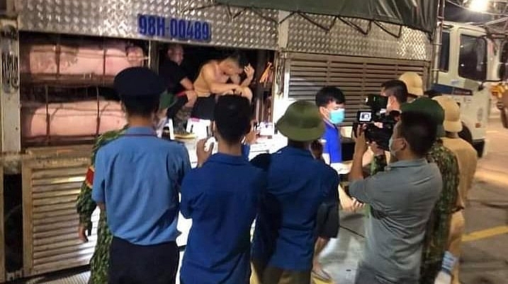 4 người trú tại Bắc Giang trốn trong  xe chở hàng (xe chở lợn) nhằm qua chốt kiểm soát phòng chống Covid-19 vào Quảng Ninh bị phát hiện bắt giữ đêm ngày 05/10 tại chốt kiểm soát cầu Bạch Đằng.