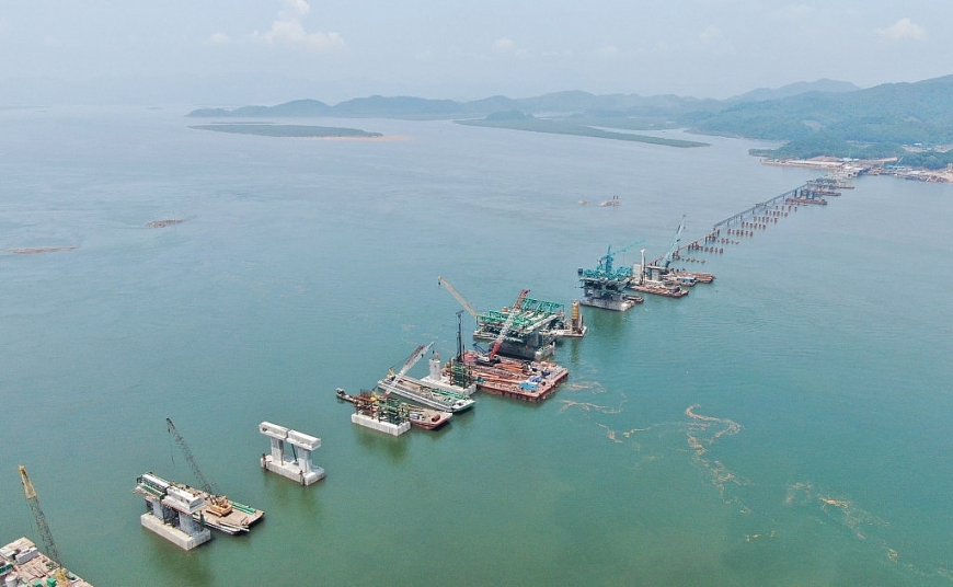        Thi công dự án cầu Vân Tiên (Cao tốc Vân Đồn – Móng Cái). Ảnh; Báo Quảng Ninh