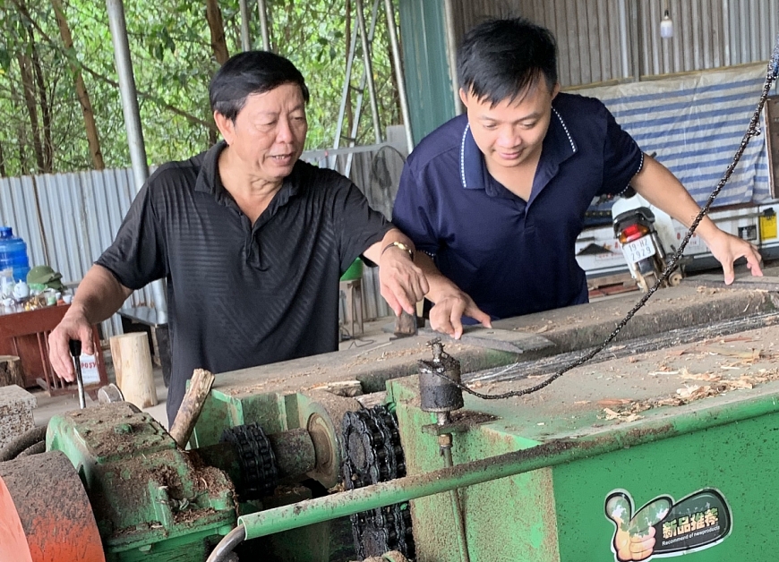 Ông Đặng Lâm hướng dẫn công nhân vận hành sản xuất