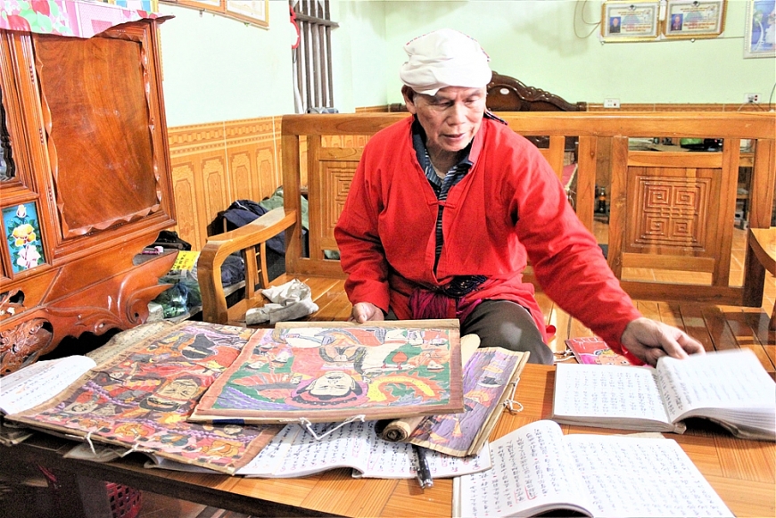 Ông Triệu Quang Bình giới thiệu các đồ vật để tiến hành nghi thức cấp sắc của dân tộc Dao.