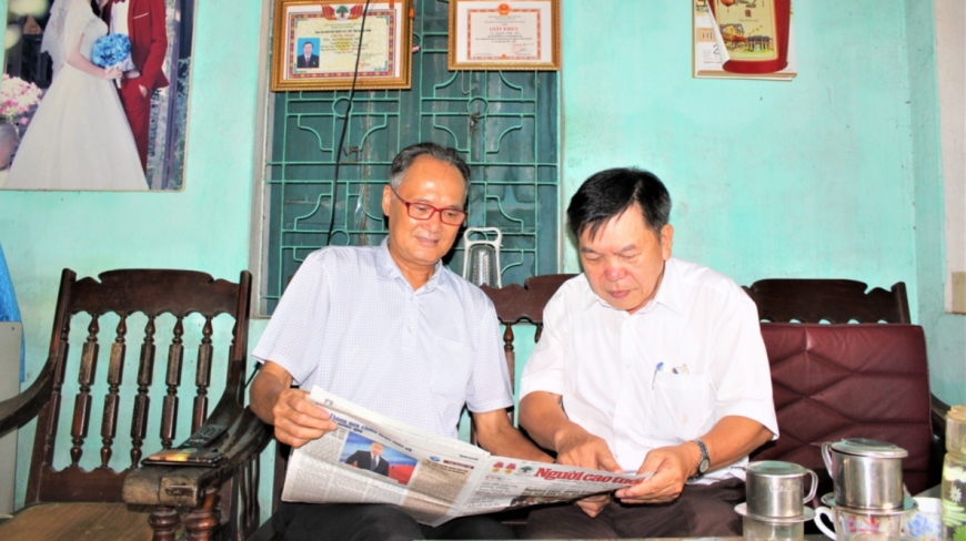 Chủ tịch Hội đam mê... đọc báo Hội