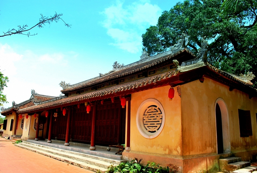 Về nơi “nước non  ngàn dặm...”