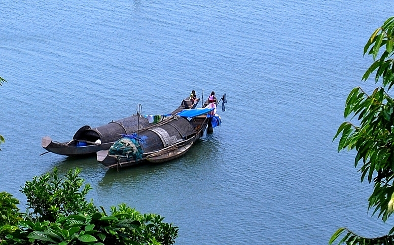 Về nơi “nước non  ngàn dặm...”