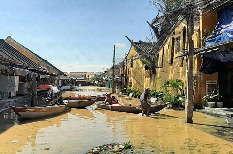 Nước lũ tràn vào khu vực chợ Hội An sáng 29/10