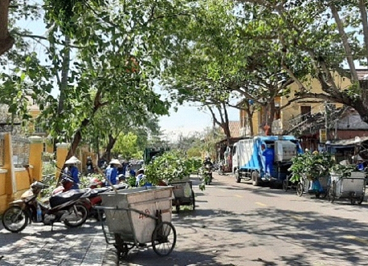 Xử lí rác thải sau bão số 9