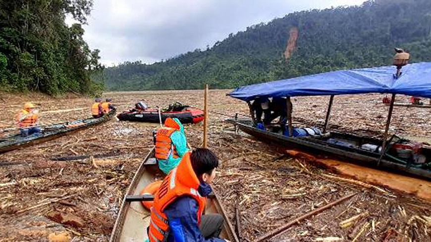 10 - Dùng xuồng, ca nô tìm kiếm nạn nhân trên sông ở xã Trà Leng