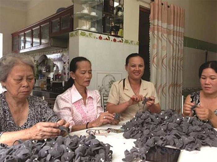 Công việc gia công đồ thủ công tại nhà rất phù hợp cho người già Công việc gia công đồ thủ công tại nhà rất phù hợp cho người già