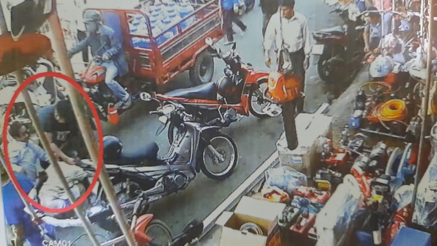 Anh Đạt bị nhiều tên côn đồ đè đánh khắp cơ thể và gãy cánh tay trái.