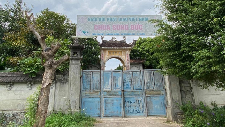 Cổng chùa Sùng Đức (cổ và mới) đi chung.