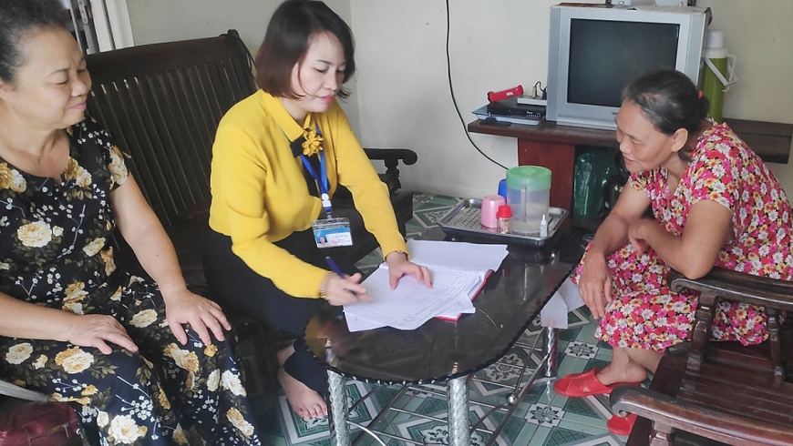 Cán bộ MTTQ phường Quang Hanh, TP Cẩm Phả, Quảng Ninh rà soát tình hình hộ nghèo trên địa bàn phường về việc được nhận hỗ trợ bị ảnh hưởng do dịch Covid-19.