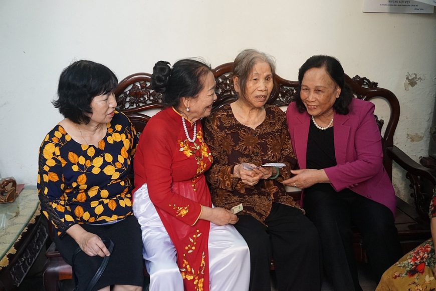 Chủ tịch TƯ Hội NCT Việt Nam Phạm Thị Hải Chuyền thăm một  trường hợp chăm sóc tại nhà